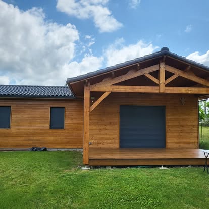 Maison rénovée avec façade claire et terrasse