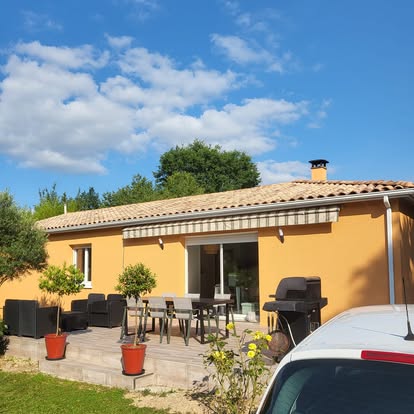 Maison rénovée avec peinture extérieure ocre par A.B Peinture