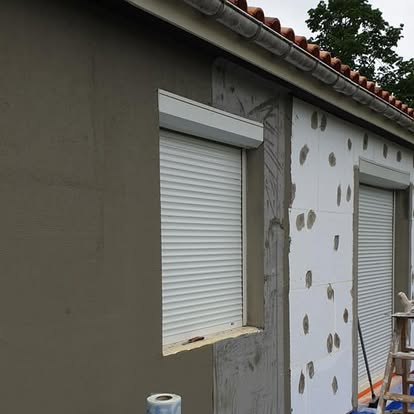 Travaux d’isolation extérieure en cours sur façade