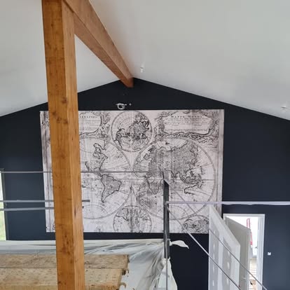 Mur décoratif intérieur avec papier peint carte du monde