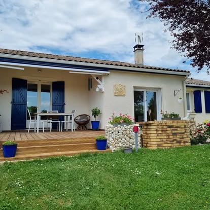Façade claire avec volets bleus et finitions extérieures